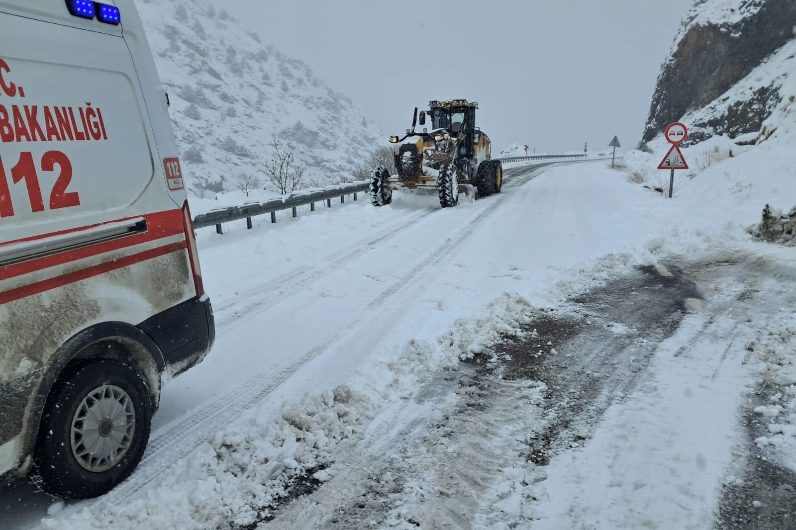 Malatya'da&nbsp;karla m&uuml;cadele &ccedil;alışmaları aralıksız devam ediyor