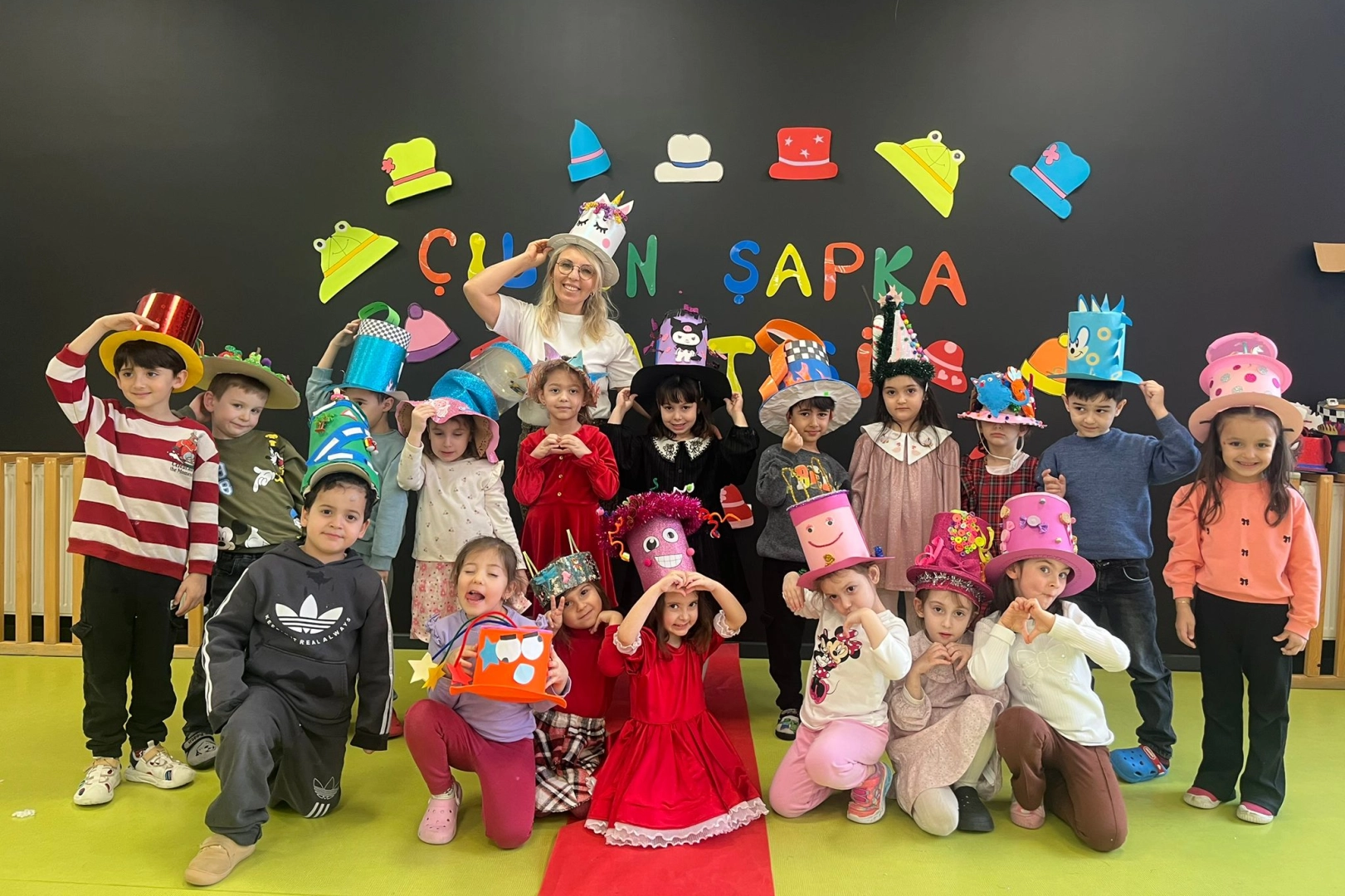 İzmit &Ccedil;ınar &Ccedil;ocuk Evleri&rsquo;nde şapkalar konuştu