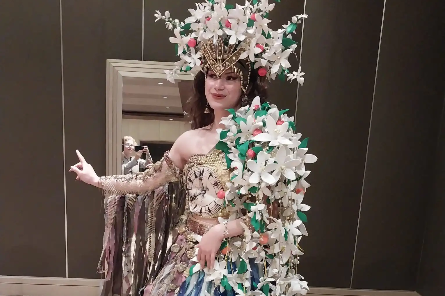 Adana&rsquo;da Uzunk&ouml;pr&uuml; r&uuml;zgarı... Moda tasarımcısı G&uuml;zin Vardar T&uuml;rkiye birincisi oldu