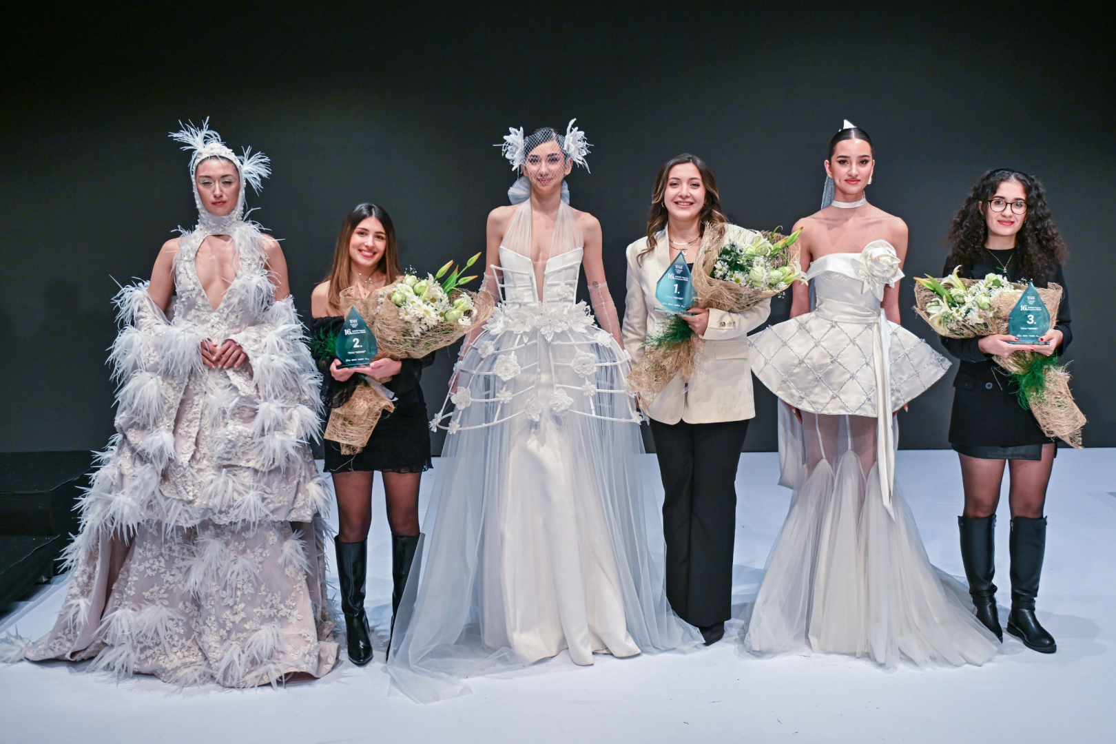 Gen&ccedil; tasarımcılar İzmir'de podyuma &ccedil;ıktı