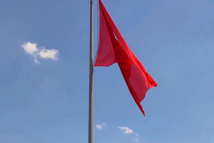 Ceylanpınar'da yıpranan T&uuml;rk bayrağı yenilendi
