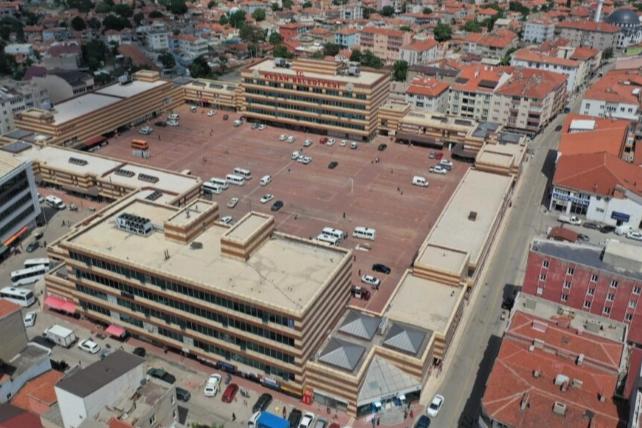 Y&uuml;zde 300 aidat zammı isyan ettirdi